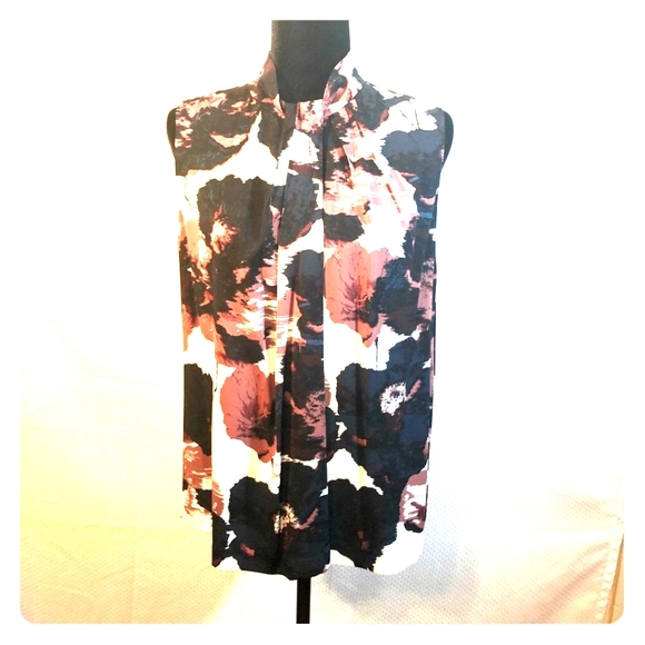 Emerson Rose Beautiful neck interest top. - Picture 2 of 5